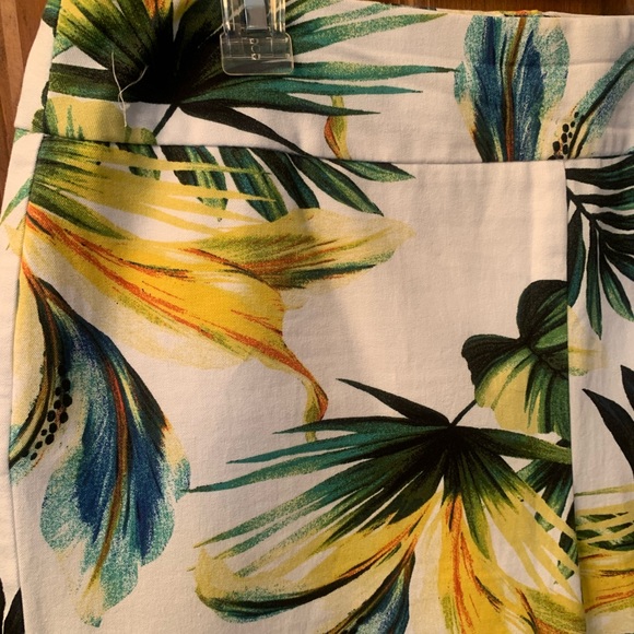 Chico NEW NEVER WORN So Slimming Tropical Garden Bridgett 1.5 Crops 8-10 Medium. - Picture 3 of 5